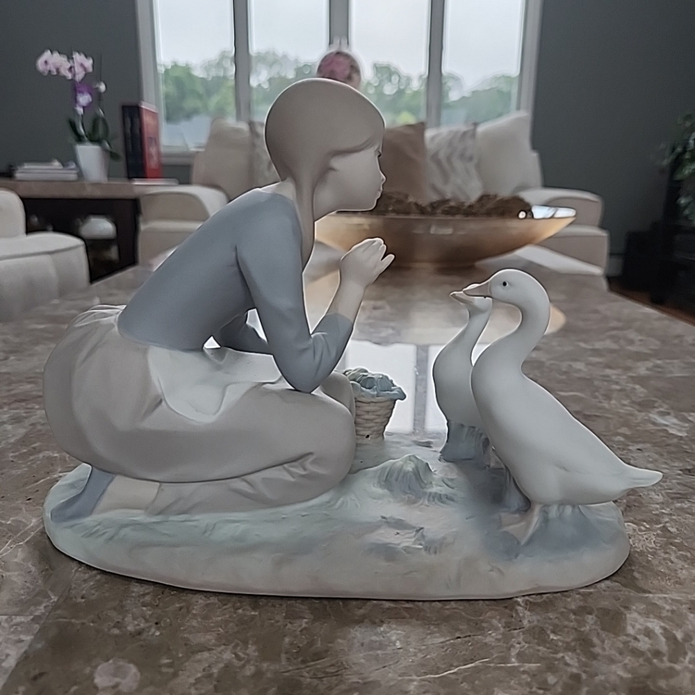 Lladro, Girl Feeding Ducks Satin Figurine - Picture 3 of 7